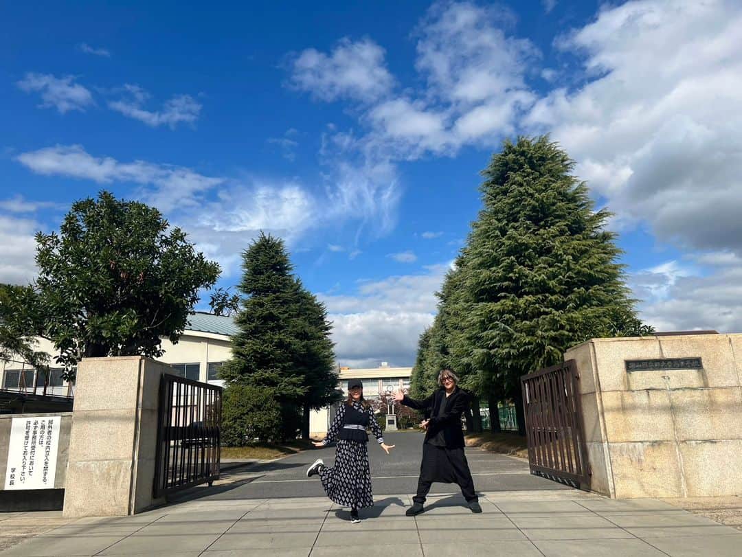 atsukoのインスタグラム：「岡山凱旋ライヴまであと4日！！  岡山県立西大寺高校は、我が母校🏫  はだか祭りの観音院で、お参り！  ノスタルジックな川沿いの小路は 私の幼少期の遊び場。  #angela_jpn #angela_20th #atsuko #岡山西大寺 #animesong」