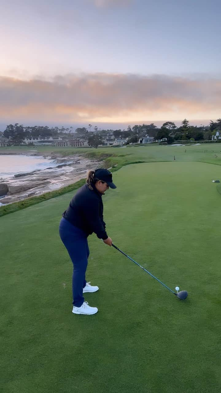 リセット・サラスのインスタグラム：「Pebble beach must 🌊🌤️🏌🏽‍♀️🖤」