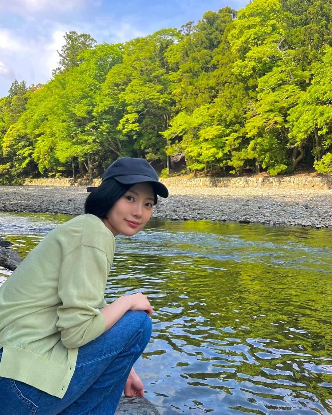 山本亜依のインスタグラム：「.  GWに家族で伊勢神宮へ。  参拝で日々の感謝をお伝えした後は おかげ横丁で食べ歩きを楽しんできました♪  「よしお兄さんのみえ推し！」ロケでもお邪魔した 「#ふくすけ」の伊勢うどんと、 「#豚捨」のコロッケも食べてきましたよ！😋  他にも家族でシェアしながら 様々なグルメを楽しめて大満喫💮  「日本人の心のふるさと」とも呼ばれる伊勢神宮。 心清まる大好きな場所です😌  #三重#伊勢#伊勢観光#伊勢神宮#パワースポット#参拝#おかげ横丁#食べ歩き#伊勢グルメ」