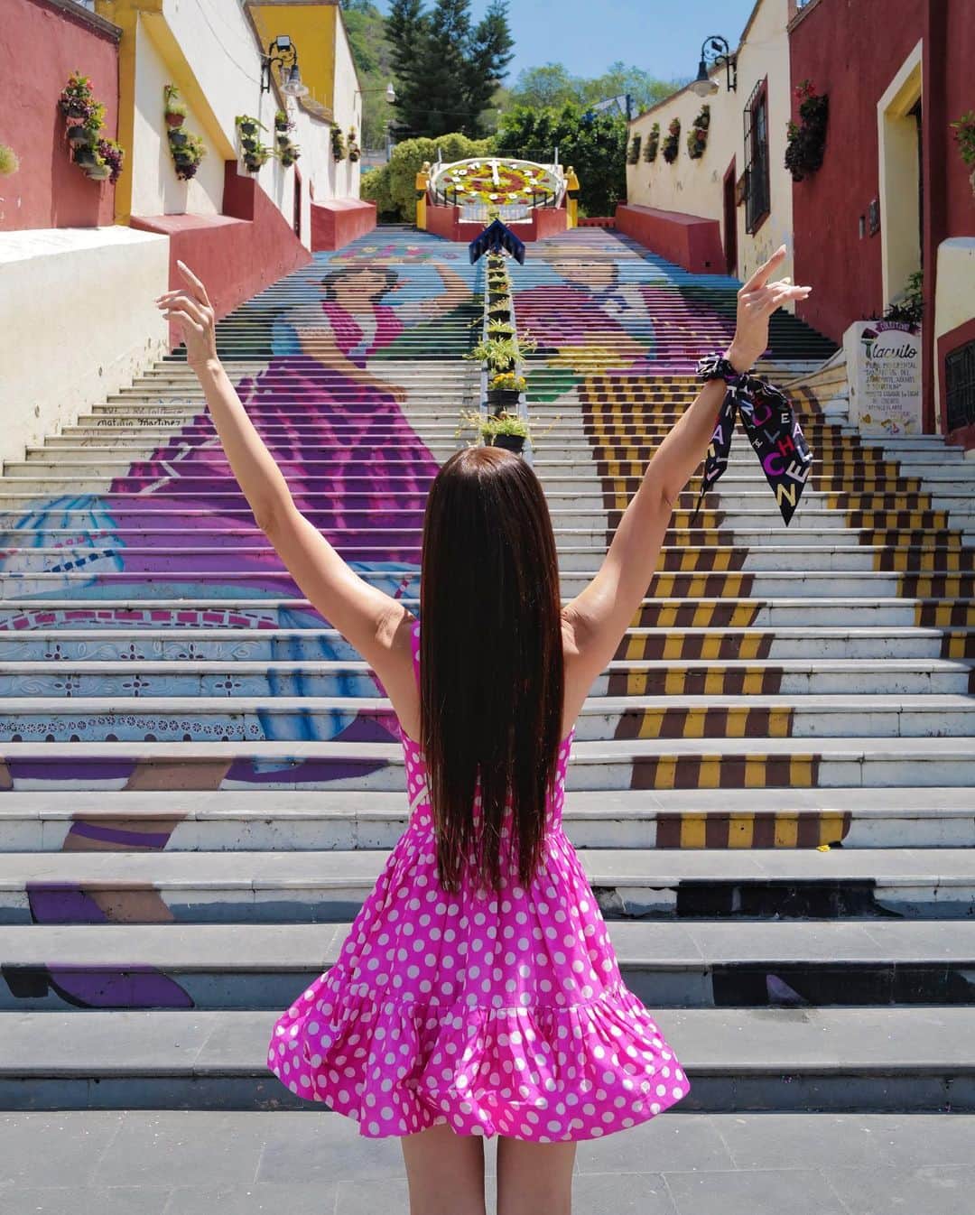 ジェイミー・チュアさんのインスタグラム写真 - (ジェイミー・チュアInstagram)「Beginning my journey at the magical town of Pueblo, Atlixco’s iconic painted steps, locally known as La Escalera Ancha. The 85-step staircase, first constructed by the Franciscans, is now adorned with a massive mural painting of a man and woman in traditional dress.」5月16日 15時08分 - ec24m
