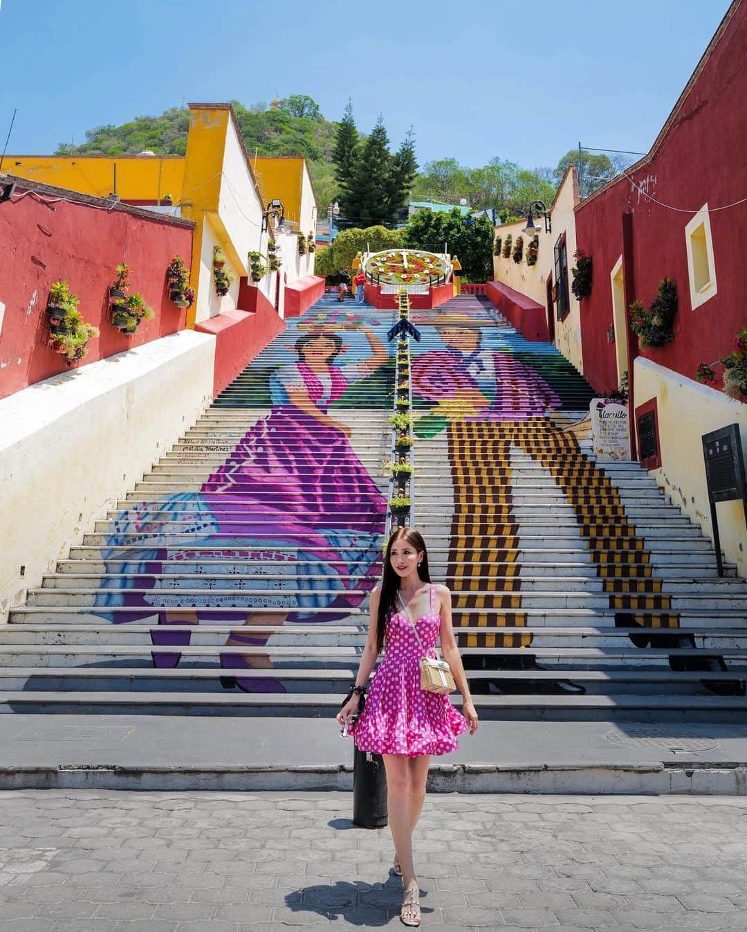 ジェイミー・チュアのインスタグラム：「Beginning my journey at the magical town of Pueblo, Atlixco’s iconic painted steps, locally known as La Escalera Ancha. The 85-step staircase, first constructed by the Franciscans, is now adorned with a massive mural painting of a man and woman in traditional dress.」