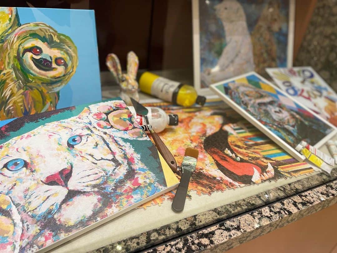 のインスタグラム：「.  Niji$uke様の個展【Acchi to Kocchi no Niji】から一部作品をお借りし、フロントカウンターやロビーにて展示しております。  こちらの個展はギャラリーMenio、cafeバビューの2拠点で開催されており、どちらも当ホテルから徒歩5分圏内にございます。 是非いかがですか？  出展アーティスト様 @nijisuke1031   ギャラリーMenio様 📍愛知県名古屋市中区葵３丁目21番19号 ANNEX事務局  cafeバビュー様 @babyu_aochi  📍愛知県名古屋市東区葵３丁目２３−２０  #acchitokocchinoniji #メニオ展 #ギャラリーmenio #メニコン #個展 #メルパルク名古屋 #ホテル」
