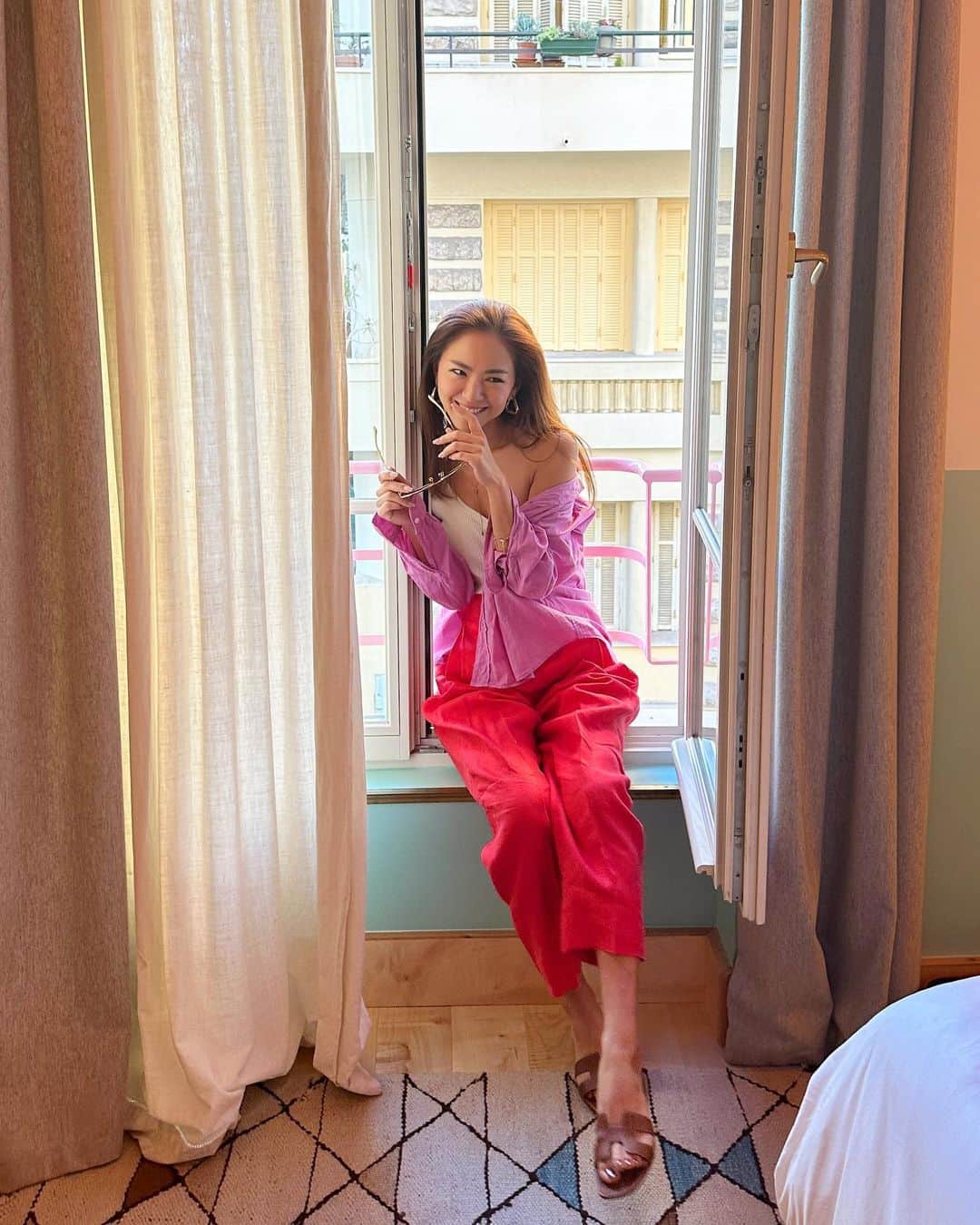 西内ひろのインスタグラム：「Bonjour🇫🇷  昨夜は18時には寝て5時には目覚め、やや時差ボケです☀️  朝から母が撮影してくれました📸  今日はどんな服装で合わせていくなど、母は朝から５回着替え😂  今からお出掛けします〜🎵  #母の日ツアーズ #旅行好きな人と繋がりたい」