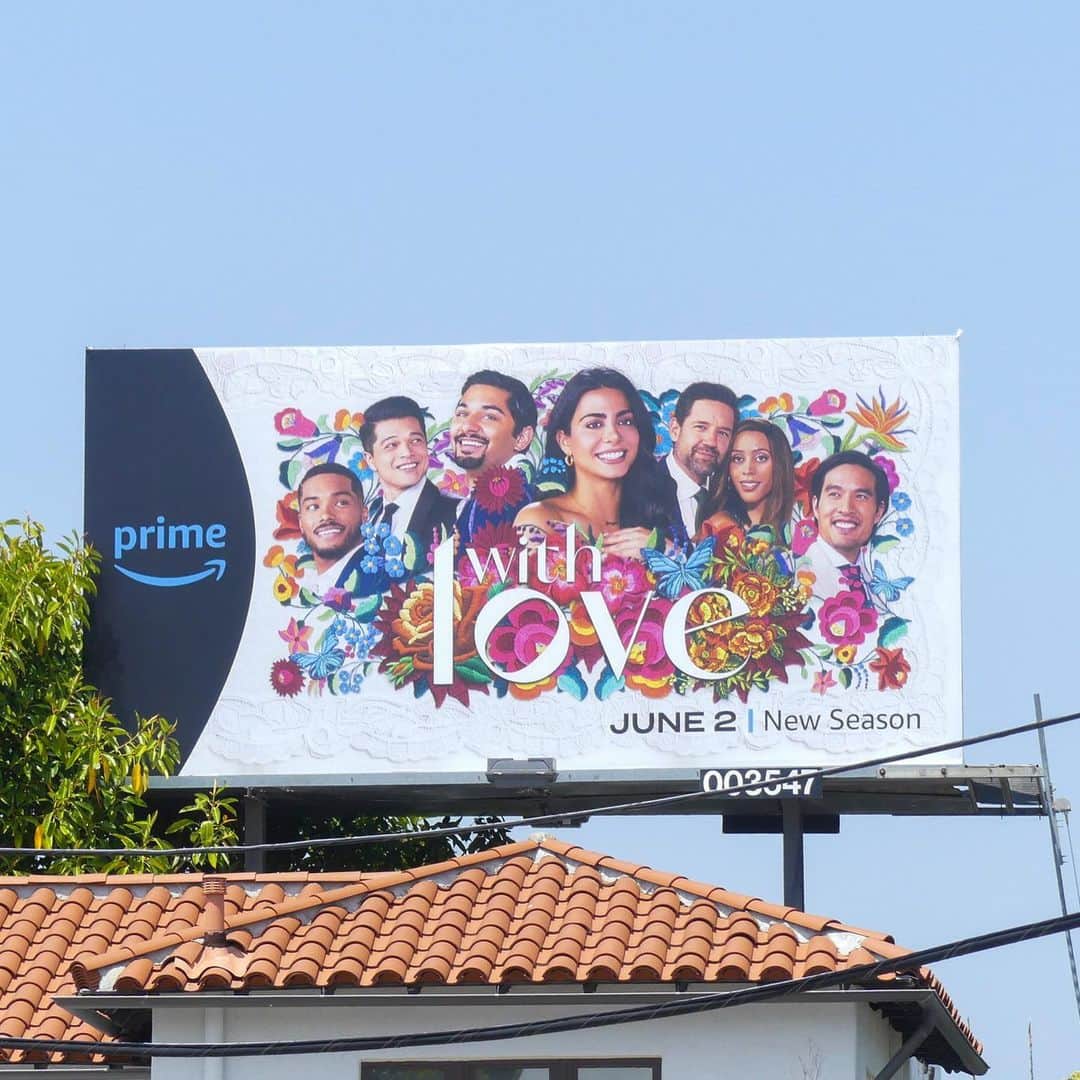 エメロード・トビアのインスタグラム：「What a way to be welcomed back to LA. This little Texas girl’s Hollywood dreams keep coming true. So grateful to the artists who make this possible. @gloriakellett @amazonstudios @primevideo and my cast and crew family ❤️🌸🌼」