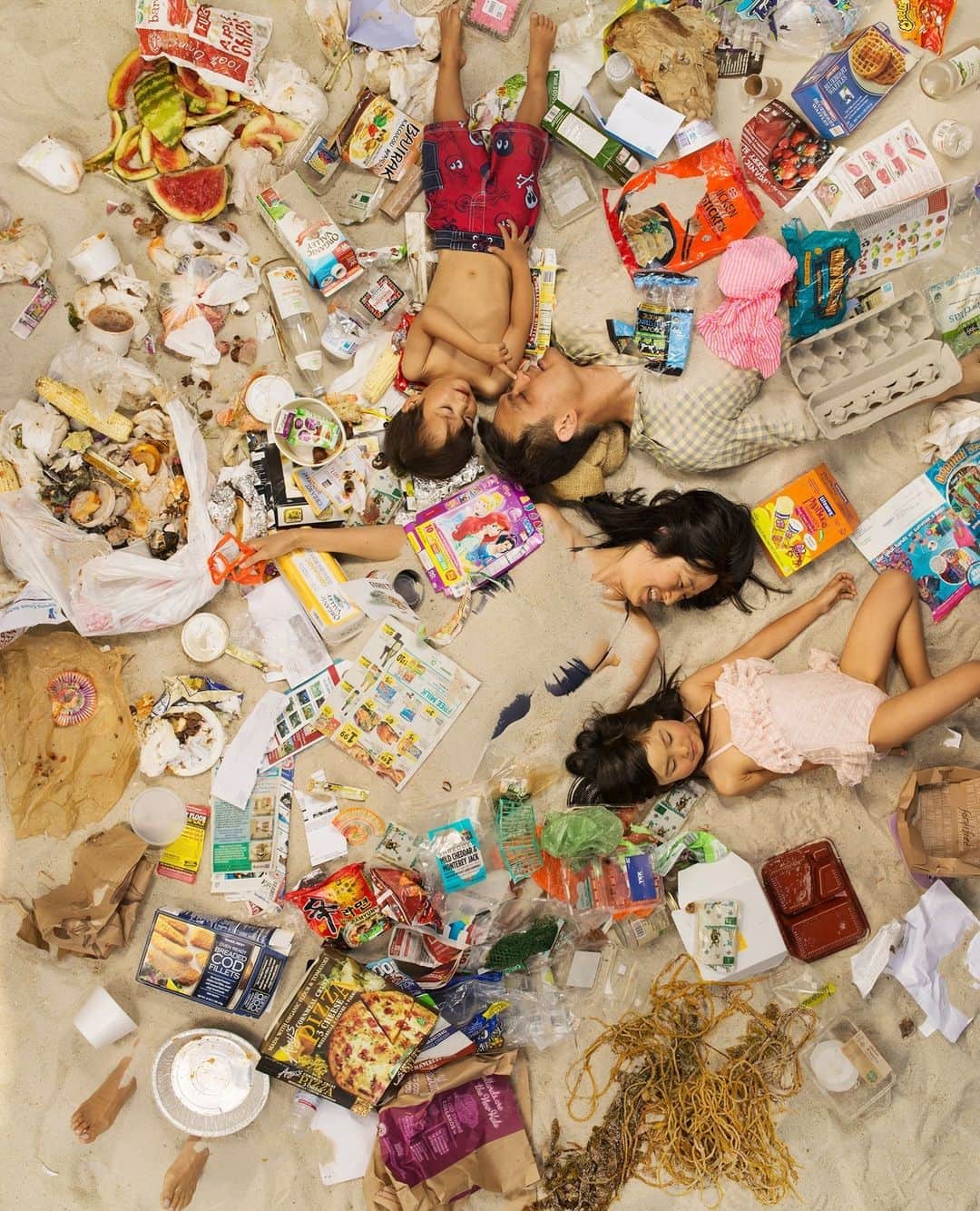 VICEさんのインスタグラム写真 - (VICEInstagram)「Companies wouldn't survive if they made products that actually lasted a lifetime. For that reason, economic growth has long been synonymous with trash: the more shit we're sold, the more shit we end up throwing away.⁠ ⁠ But as all that trash is squished into bags, it can be hard to visualize how much waste we're actually creating on a weekly basis. For his project "7 Days of Garbage," artist Gregg Segal (@greggsegal) asked his friends and family to save all their garbage and recyclables (of course, much of what we think is recyclable actually ends up being trashed) over the course of seven days, to help us do exactly that.」5月17日 0時50分 - vice