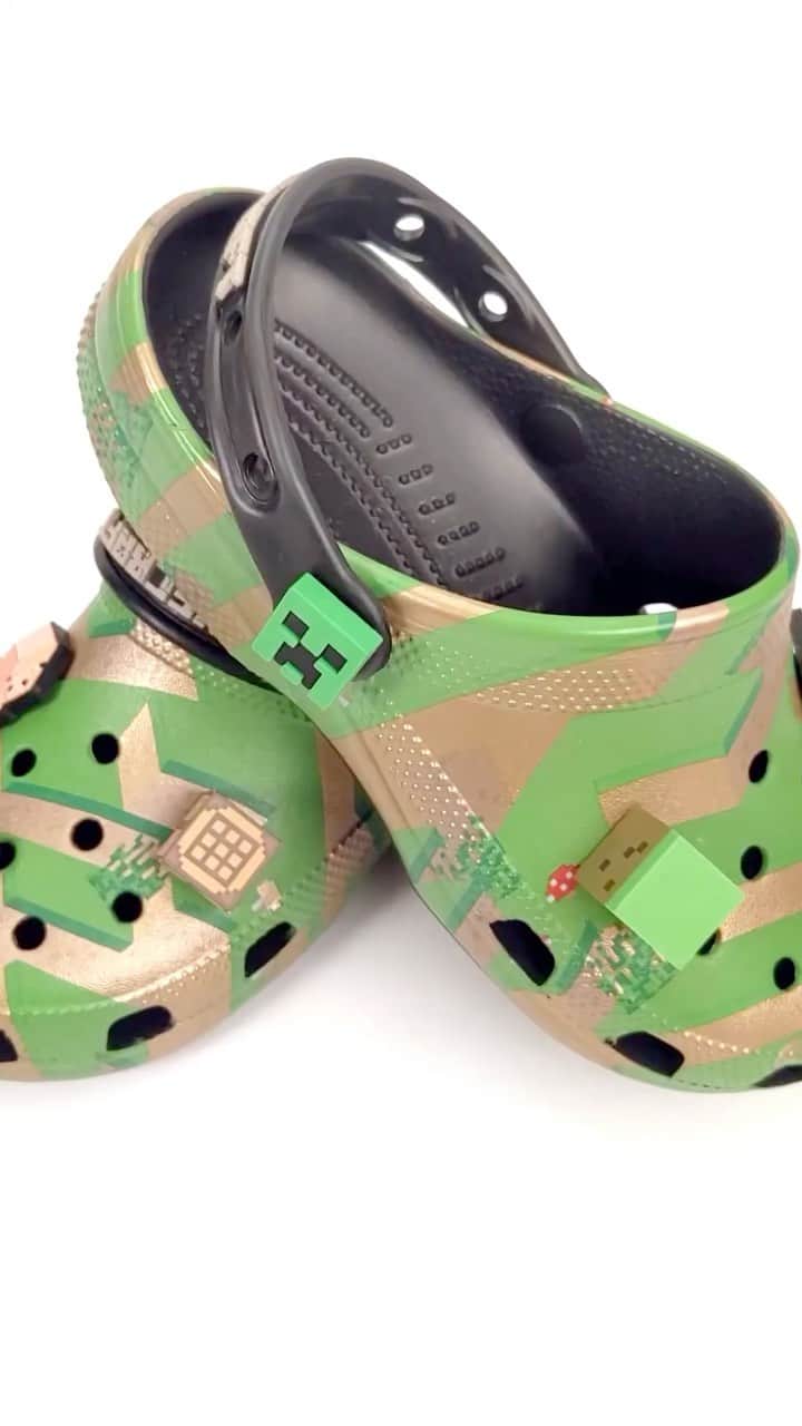 クロックスのインスタグラム：「Scan any Minecraft X Crocs clogs to unlock the new AR experience! #MinecraftXCrocs」