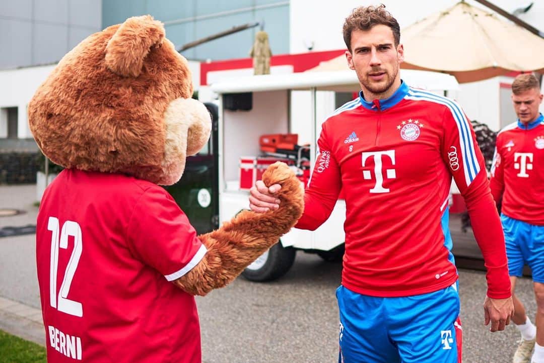 のインスタグラム：「Mit @berni_fcb in die neue Trainingswoche 💪🏼 @fcbayern」