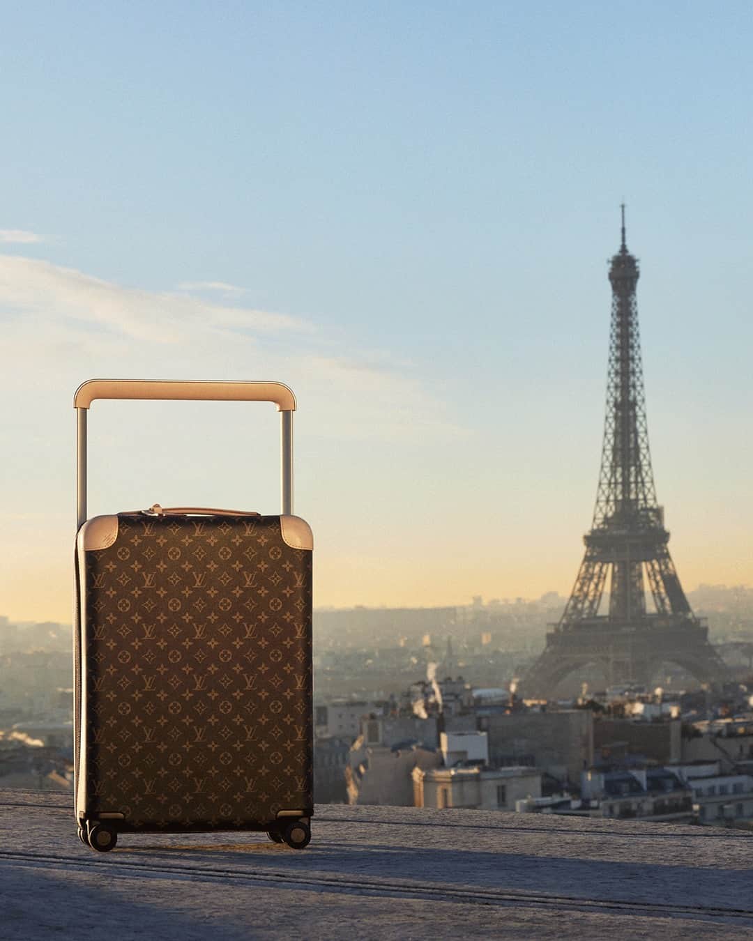 ルイ・ヴィトンさんのインスタグラム写真 - (ルイ・ヴィトンInstagram)「Horizons Never End. Accentuated by the iconic Paris skyline, the emblematic Horizon suitcase is captured in #LouisVuitton's latest campaign, in an ode to the Maison's heritage and trunk-making savoir-faire. Discover the collection via link in bio. #LVHorizon」5月17日 19時30分 - louisvuitton