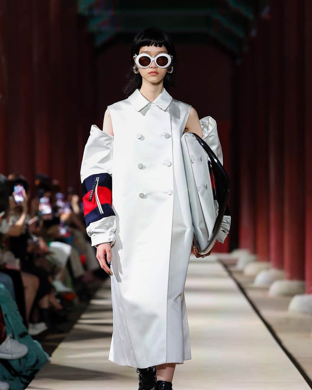 Fashion Weekのインスタグラム：「Today, #Gucci revealed their #Resort24 collection at the historical, Gyeongbokgung Palace in Seoul. The show features quintessential Gucci motifs along with relaxed fits indicative of holiday style.⁠」