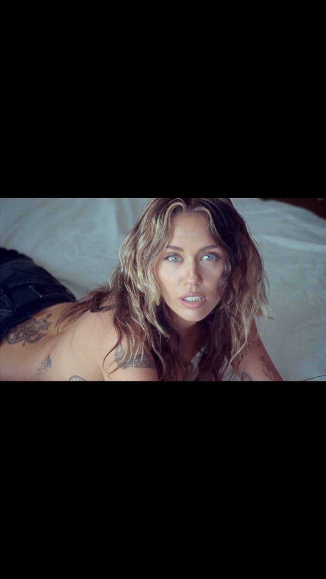 マイリー・サイラスのインスタグラム：「JADED. MUSIC VIDEO. OUT NOW.」