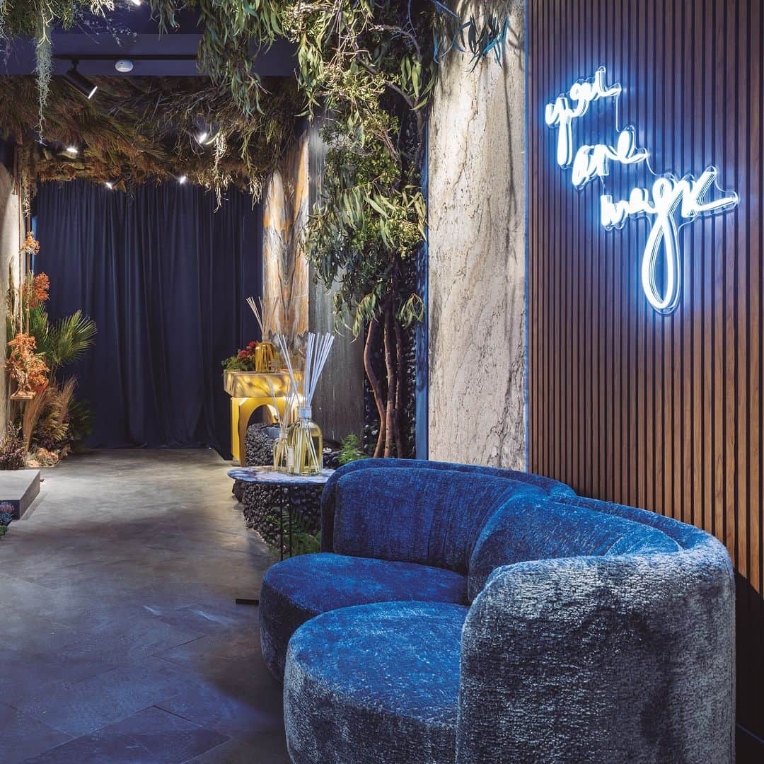 Natuzzi Officialのインスタグラム：「An exhibition space characterized by life and color, an expression of the connection between man and nature. An environment, that of @mandalay.interiorismo, powerful and harmonious that frames Natuzzi products at @casadecoroficial   Come visit us at Calle Serrano 92, Madrid until May 28th」