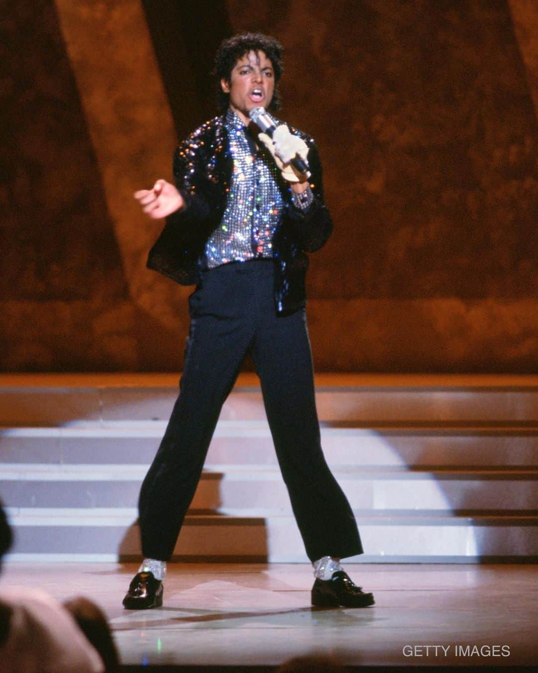 マイケル・ジャクソンのインスタグラム：「On this date in 1983, Michael Jackson’s performance of “Billie Jean” from the Motown 25th anniversary special was televised in the US, introducing 47 million viewers to Michael’s signature Moonwalk dance.」