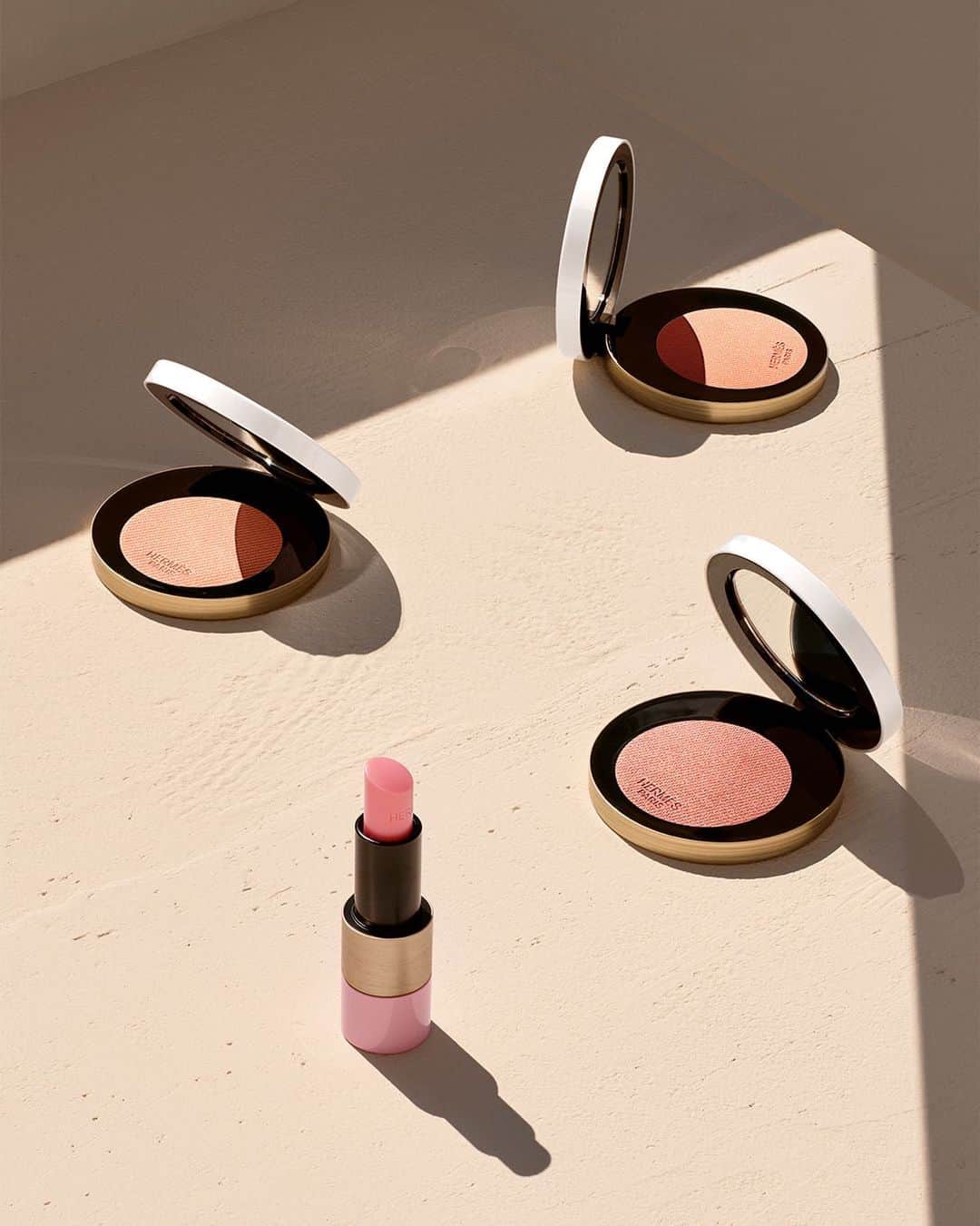 エルメスのインスタグラム：「Bet on pink. Discover the new Rose Hermès beauty objects. Three delicate shades of Silky Blush accompanied by a fresh and light Confetti rosy lip enhancer.​  #ShadesOfPink​ #RoseDoré ​ #RoseAmbré​ #RoseCuivré​ #HermesBeauty​ #Hermes」