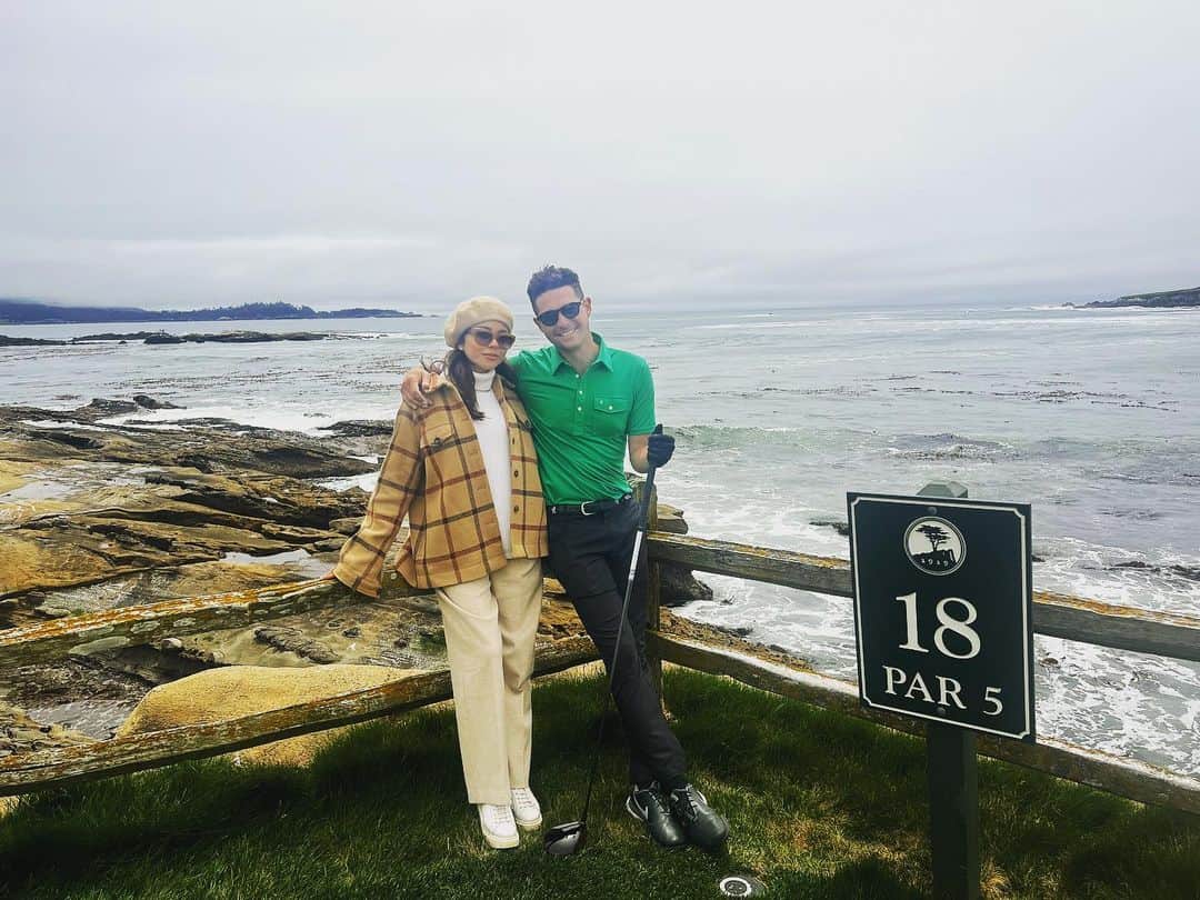 サラ・ハイランドのインスタグラム：「If we were penguins I’d give you a Pebble(beach) Happy Birthday to my one and only @wellsadams ⛳️ #golfwife」