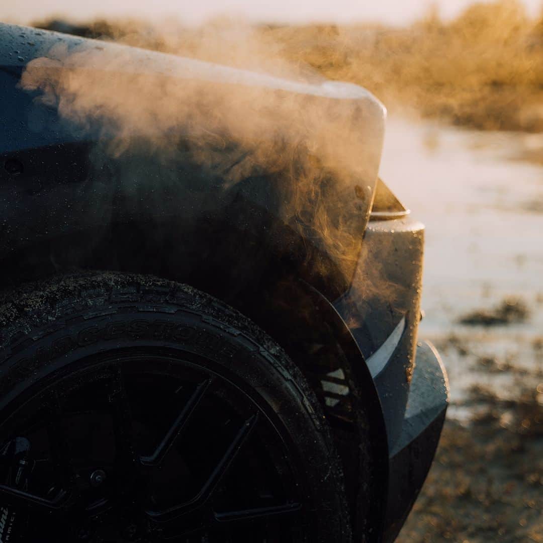 ランボルギーニさんのインスタグラム写真 - (ランボルギーニInstagram)「Adventure has many roads to drive on. Huracán Sterrato is perfect for them all.  #Lamborghini #HuracanSterrato #BeyondTheConcrete __ Huracán Sterrato: fuel consumption combined: 14,9 l/100km (WLTP); CO2-emissions combined: 337 g/km (WLTP)」5月17日 1時01分 - lamborghini