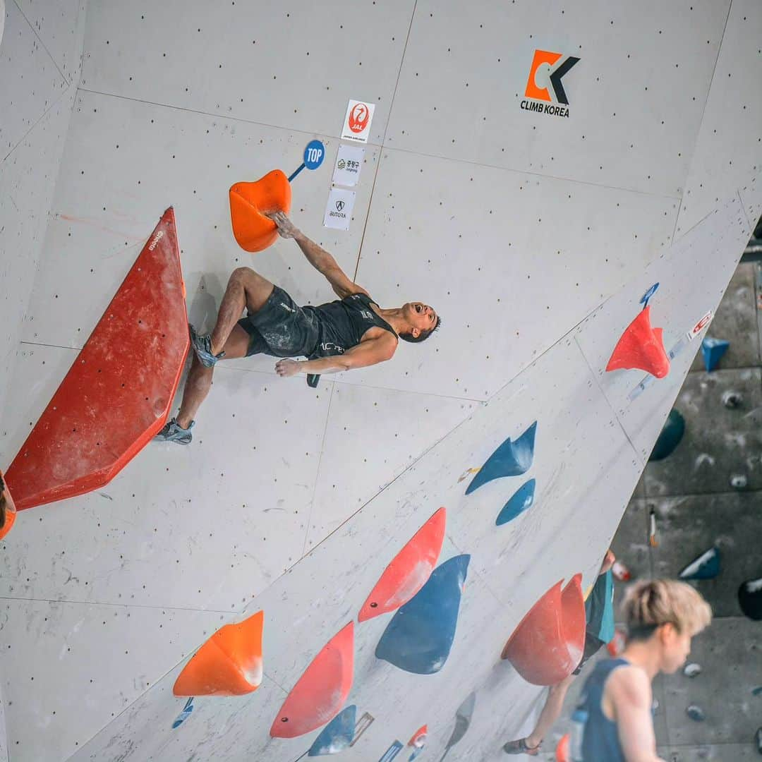 シーン・マコールのインスタグラム：「Looks like World Cups are back on the menu. I'm all booked and will compete in the @ifsclimbing Salt Lake City World Cup hosted by @usaclimbing 🏆 ⠀⠀⠀⠀⠀⠀⠀⠀⠀ With Paris 2024 being the ultimate goal, all these upcoming competitions are solely building towards that. I don't know where I am physically, but after dislocating my shoulder 12 months ago and getting surgery 8 months ago, I am grateful I've come this far. 🙏  ⠀⠀⠀⠀⠀⠀⠀⠀⠀ ⠀⠀⠀⠀⠀⠀⠀⠀⠀ ⠀⠀⠀⠀⠀⠀⠀⠀⠀ ⠀⠀⠀⠀⠀⠀⠀⠀⠀ ⠀⠀⠀⠀⠀⠀⠀⠀⠀ ⠀⠀⠀⠀⠀⠀⠀⠀⠀ ⠀⠀⠀⠀⠀⠀⠀⠀⠀ @scarpana | @boilerroomclimbing | @mec | @flashedclimbing | @team_edelrid  #climbing #train #canada #athlete #sports #power #fitness #work #workhard #workout #strength #ninja #gym #fun #climbing_photos_of_instagram #business #challenge #worldcup #new」