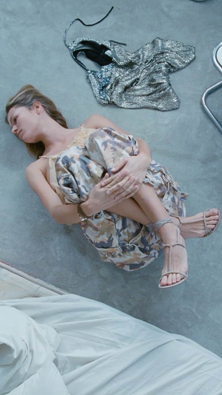 イザベルマランのインスタグラム：「Take it slow. Enjoying the smallest moments: discover the #IsabelMarantSS23 campaign shot by @vincentcatel.  See this season’s new looks via link in bio.  #IsabelMarant」