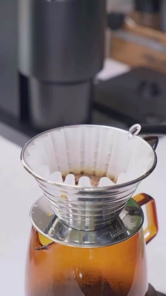 Stumptown Coffee Roastersのインスタグラム：「@jarinbrewz brewing up a delicious blend of our latest release, VIVID BLOOM 🌸☕️」