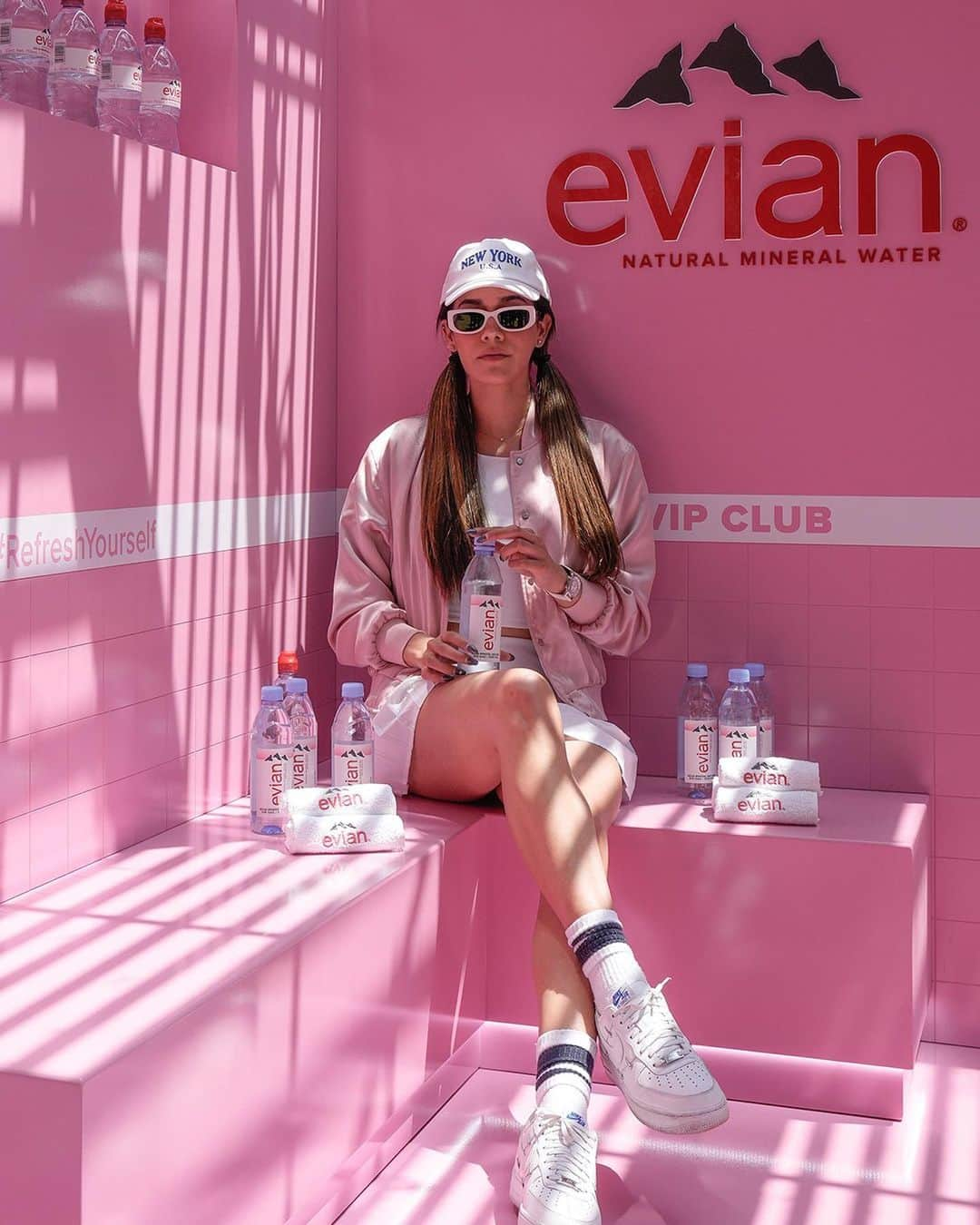 evianのインスタグラム：「Take a sip and breathe 🧘‍♀️💧   Here's how @luisaferss is aligning her hydration chakras at #glamcamp in Mexico City 💕    #RefreshYourself #evianwater」