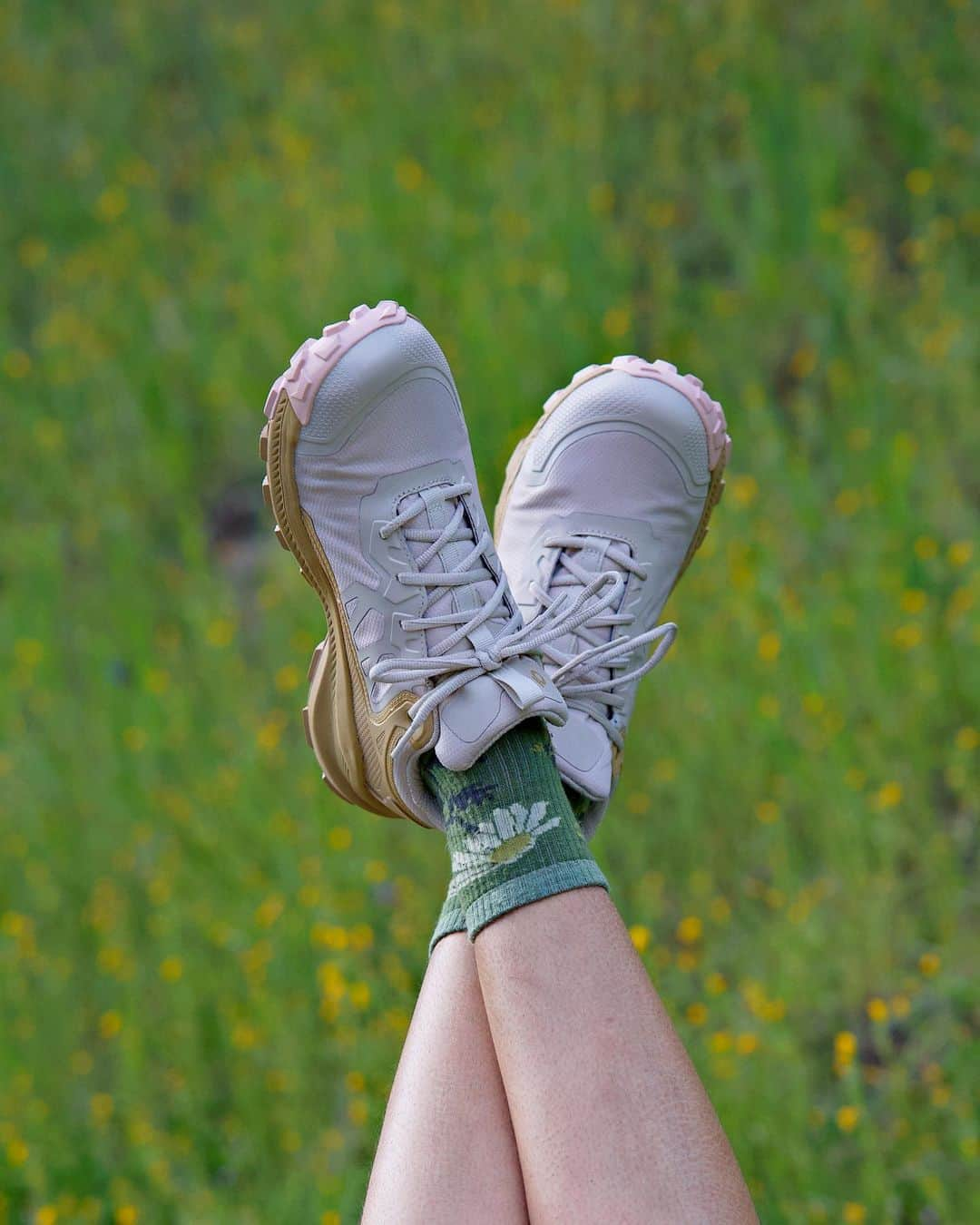 オボズのインスタグラム：「We’re biiig flower peeping peeps 🌸   Check out @galinwander’s day off exploring the flora and fauna of the Sierra Nevadas on @theoutbound’s feed🏔   #obozfootwear #truetothetrail #katabatic #sierranevada #hikingtrails #wildflowers #springhiking」