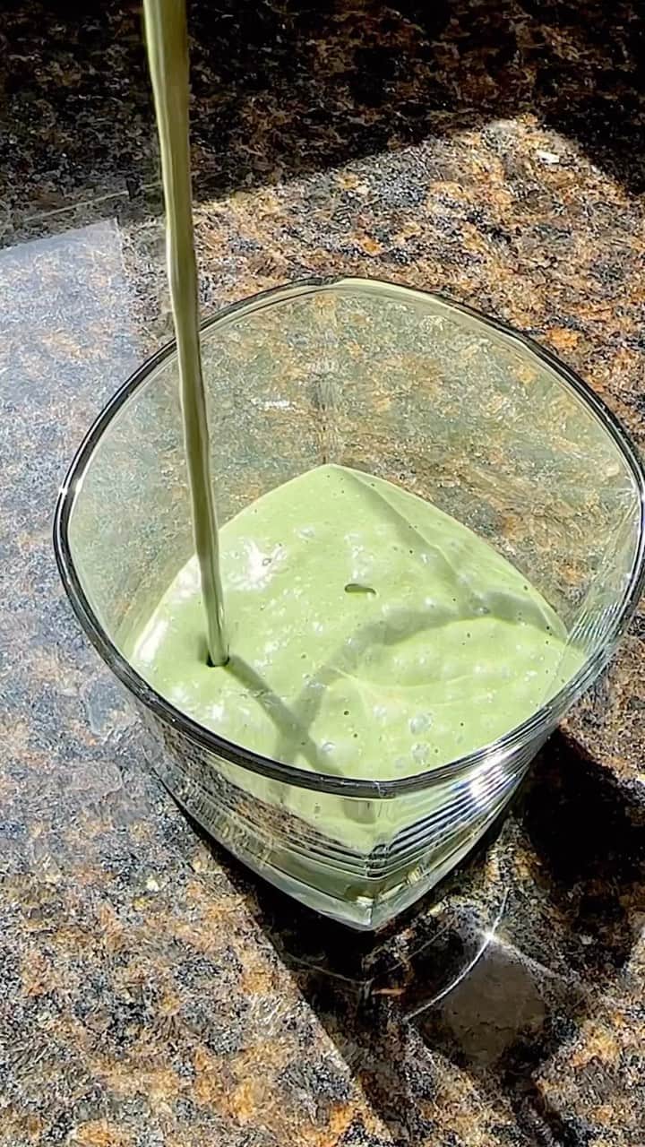 アリソン・フェリックスのインスタグラム：「Starting my day off with this 🍃🌞   Smoothie Ingredients:  • ¼ cup oats • 1 banana  • Sprinkle chia seeds • ½ cup of milk of choice  • 1 scoop of AG1 • Sprinkle of cinnamon  #AG1Partner @Athleticgreens」