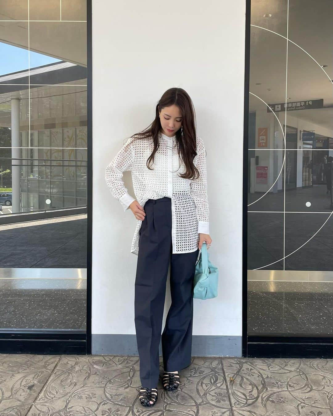 Aoiのインスタグラム：「三井アウトレットパークでお買い物👜 久しぶりにアウトレットに行き、アウトレットの楽しさを痛感しました😩❤️ 次回は一日かけていこうっと🌸  そしてこの日のコーデは全て @plst_official 🌷 PLST様のyoutubeチャンネルに出演した時の全身コーデです🫶  どのアイテムも使えるけど、やっぱりこの合わせが1番好き✨  #plst #plstコーデ #おでかけコーデ#ブラウス#ブラウスコーデ#パンツ#パンツコーデ #春コーデ#シャツコーデ#平均身長コーデ#骨格ナチュラル#fashion#ootd#cordinate#大人カジュアル」