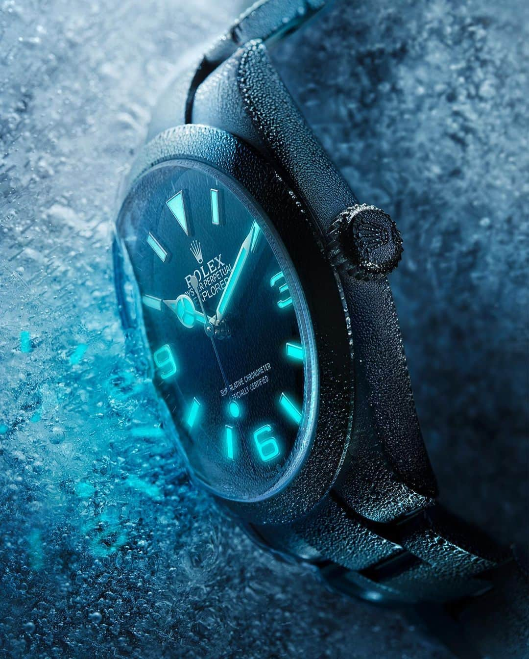 rolexさんのインスタグラム写真 - (rolexInstagram)「Defying the elements. Waterproof to a depth of 100m/330ft, the Explorer features a Chromalight display with numerals, hour markers and hands that emit a lasting blue glow in dark conditions. Made of corrosion-resistant Oystersteel and highly legible, it is an essential tool watch for exploration, reliable in any environment. #Rolex #Explorer #101031」5月17日 1時30分 - rolex