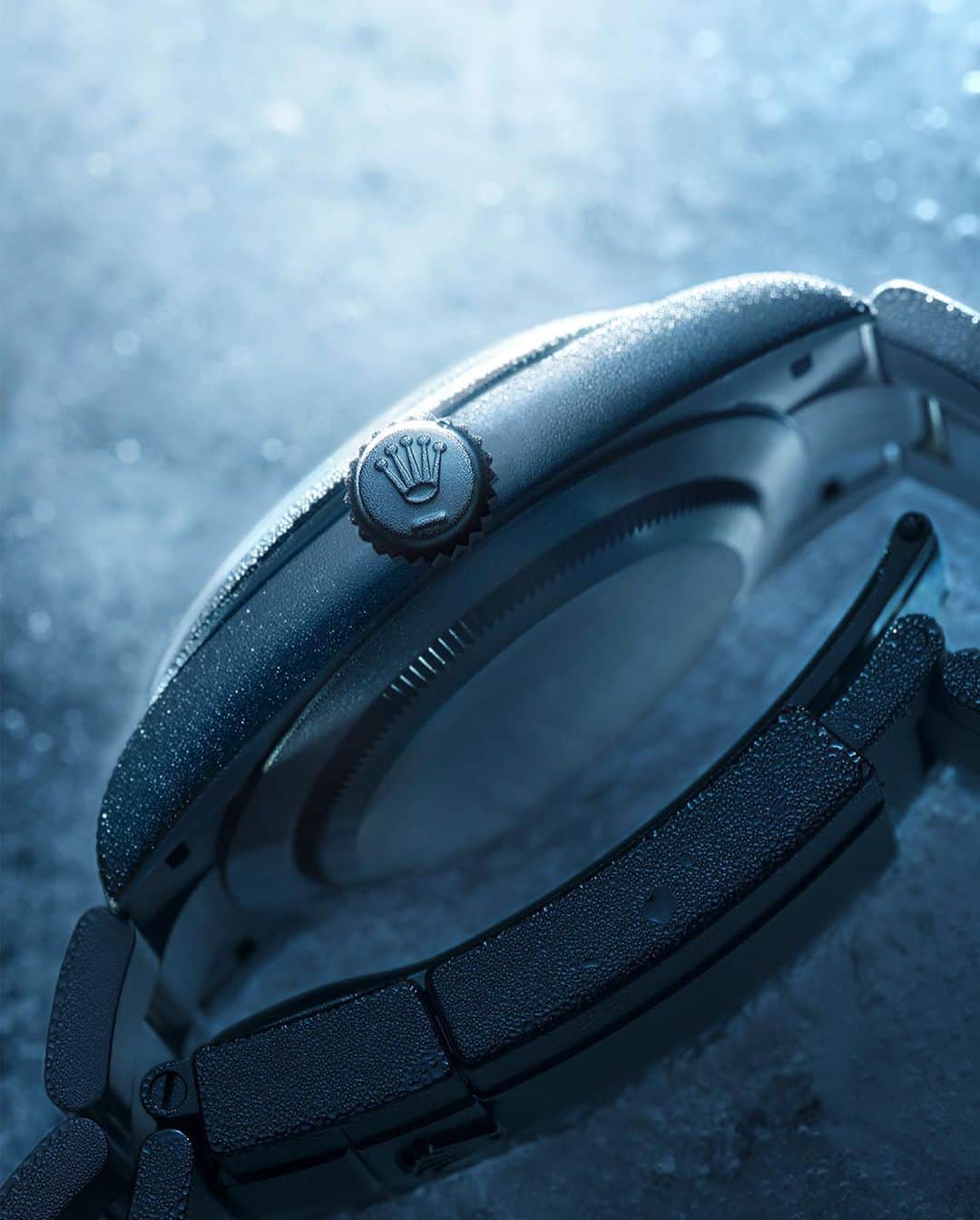 rolexさんのインスタグラム写真 - (rolexInstagram)「Defying the elements. Waterproof to a depth of 100m/330ft, the Explorer features a Chromalight display with numerals, hour markers and hands that emit a lasting blue glow in dark conditions. Made of corrosion-resistant Oystersteel and highly legible, it is an essential tool watch for exploration, reliable in any environment. #Rolex #Explorer #101031」5月17日 1時30分 - rolex