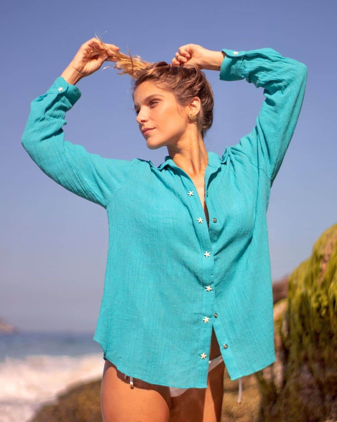 イザベラ・サントーニのインスタグラム：「Camisa Mykonos @nia foi criada pensando nas mulheres que mantém a elegância até mesmo na praia (e fora dela) ✨os detalhes dos botões de estrela do mar são limitados à esse drop e eu tô apaixonada e me sentindo pq tive essa ideia com os aviamentos 💓 bjs pra quem sabe que eu sou doidinha/criativa/inquieta 🤪 Fotos @rpenna」