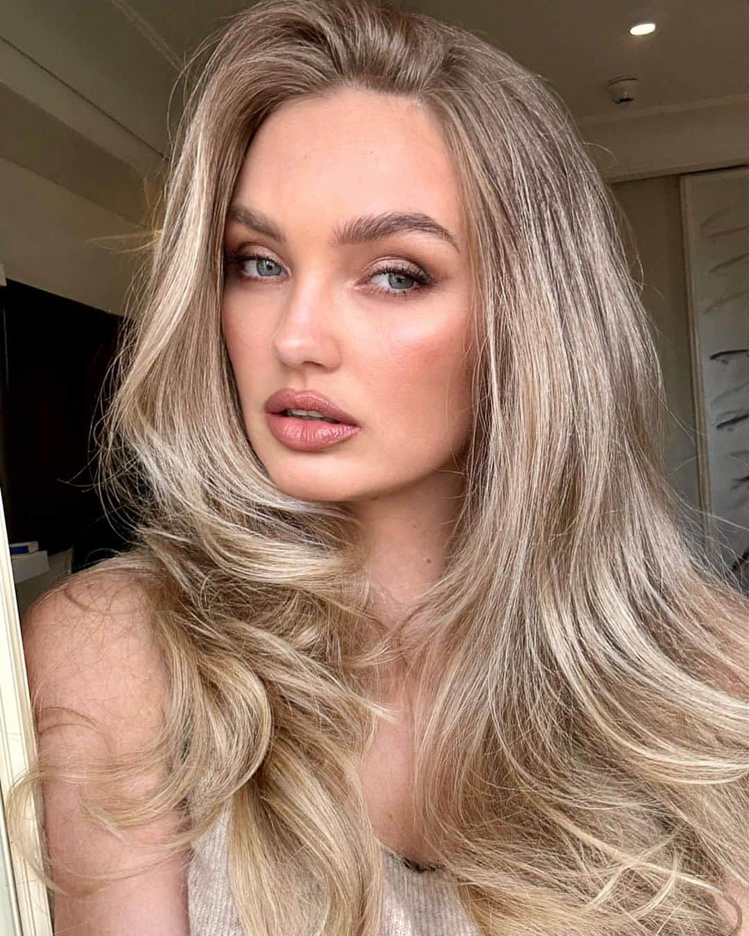 ロミー・ストリドのインスタグラム：「Hi Cannes 🇫🇷」