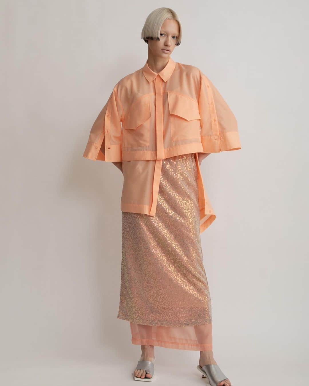 AULA AILAのインスタグラム：「【2023 HIGH SUMMER COLLECTION】  SEPARATE SHIRT COLOR ORANGE SIZE 0 ¥19,800  裾のパーツをボタンで取り外せて、ルーズシャツとしてもショートシャツとしても2WAYで着て頂けるアイテム。 ボタンを途中まで外してデザインシャツのようにアレンジができるので、スタイリングの幅が広がるアイテム。 ポリエステル素材でシワになりにくくイージーケアなのも嬉しいポイント。 若干の透け感がある軽やかなニュアンスで、真夏の羽織りとしても着回しの効くアイテム。  2WAY METALLIC T-SHIRT COLOR PINK SIZE 0 ¥16,500  メタリックスパンコール生地と、ラメジャージー生地の前後どちらでも着用できる、2WAYのTシャツ。  肩にチュールスリット、袖口と裾もチュールで切り替えております。 オーバーサイズの長すぎない丈のTシャツは、タイトなボトムにもボリュームのあるボトムにも、バランスよく合わせやすいアイテム。  ✔️AULA AILA OFFICIAL WEB STOREにて HIGH SUMMER COLLECTIONアイテム展開中！」