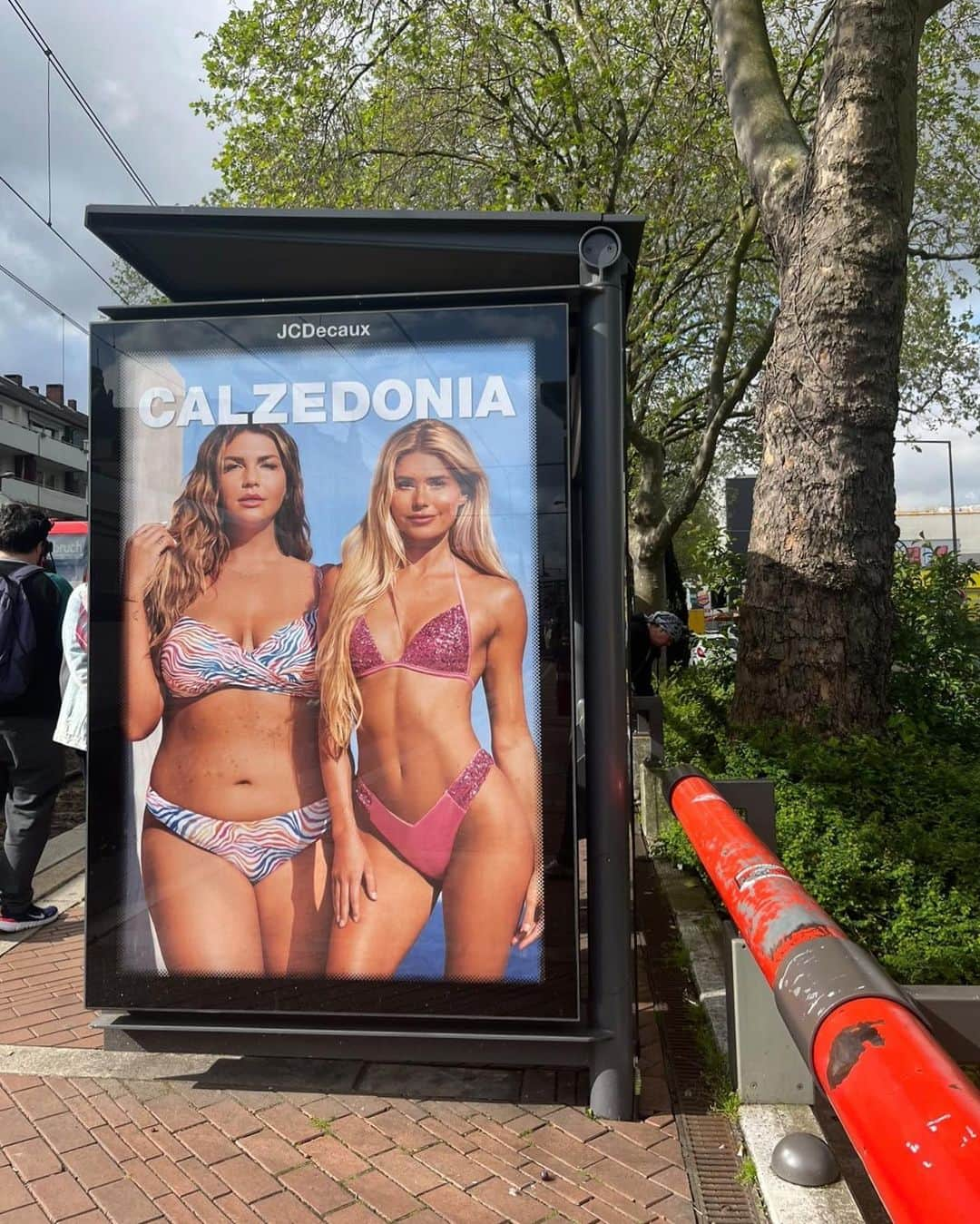 パメラ・ライフさんのインスタグラム写真 - (パメラ・ライフInstagram)「Anzeige 🌊 swipe to see my @calzedonia billboards! 😍   Another year & I feel very honoured to be seen alllllll over Germany once again 🥲 keep your eyes open - bus stops, shopping streets, train stations, I’ll have my eye on you for the next 3 weeks 🥸😂☝🏼 wearing the newest #Calzedonia swimwear collection, that is now in stores 👙   PS: watch my story to see behind the scenes of the production day, together with @farinaopoku 🥰   #CalzedoniaSummer #CalzedoniaBeachwear #FeelGoodinCalzedonia」5月17日 1時35分 - pamela_rf