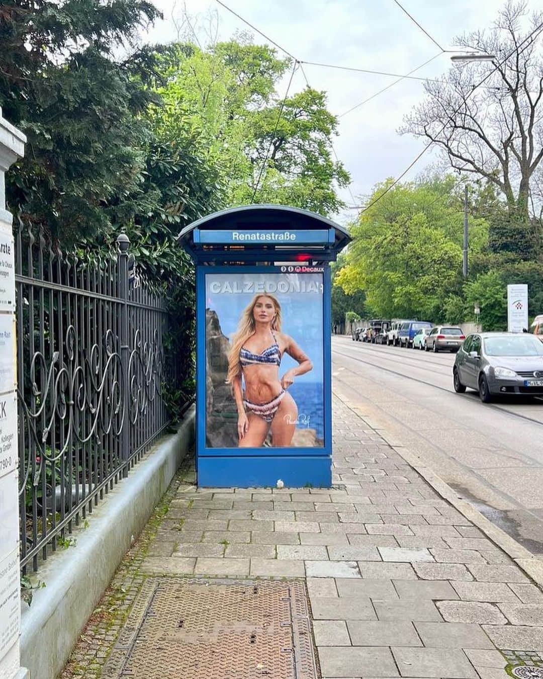 パメラ・ライフさんのインスタグラム写真 - (パメラ・ライフInstagram)「Anzeige 🌊 swipe to see my @calzedonia billboards! 😍   Another year & I feel very honoured to be seen alllllll over Germany once again 🥲 keep your eyes open - bus stops, shopping streets, train stations, I’ll have my eye on you for the next 3 weeks 🥸😂☝🏼 wearing the newest #Calzedonia swimwear collection, that is now in stores 👙   PS: watch my story to see behind the scenes of the production day, together with @farinaopoku 🥰   #CalzedoniaSummer #CalzedoniaBeachwear #FeelGoodinCalzedonia」5月17日 1時35分 - pamela_rf