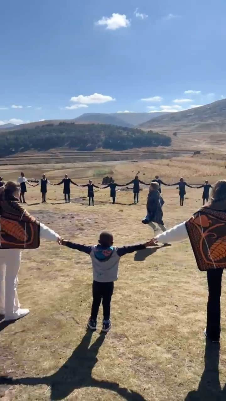 ロジャー・フェデラーのインスタグラム：「So happy to be with my family in Lesotho 🇱🇸 on a @rogerfederer.foundation trip」