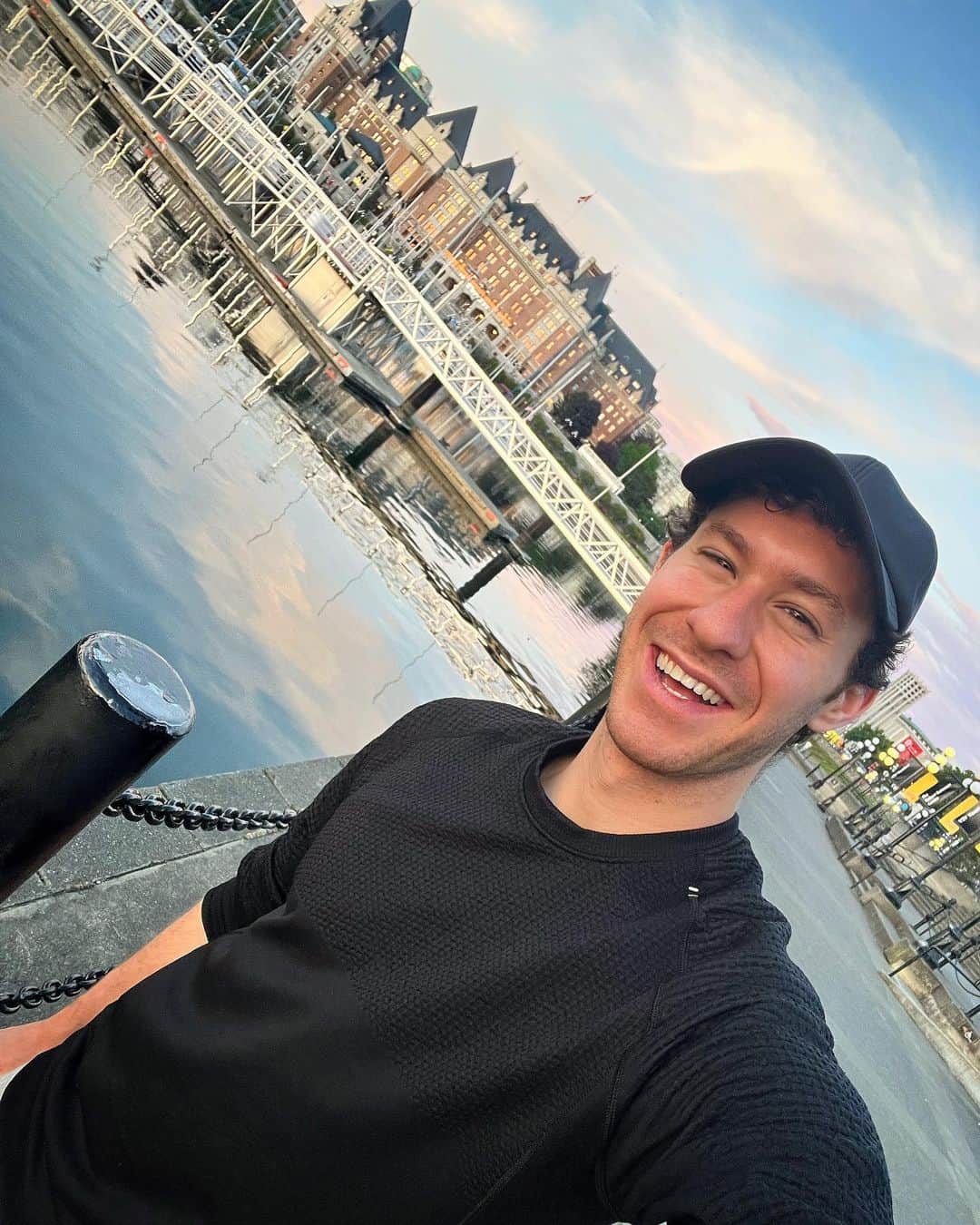 ジェイソン・ブラウンのインスタグラム：「📍Victoria, BC 🇨🇦⛵️  #victoria #canada #travel #starsonice #soi2023 #tour #show #iceshow」