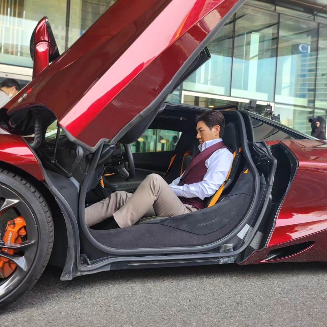 ハン・サンジンのインスタグラム：「When I open my eyes, who will I be today?..I'm having fun filming!! #mclaren#hansangjin#한상진」