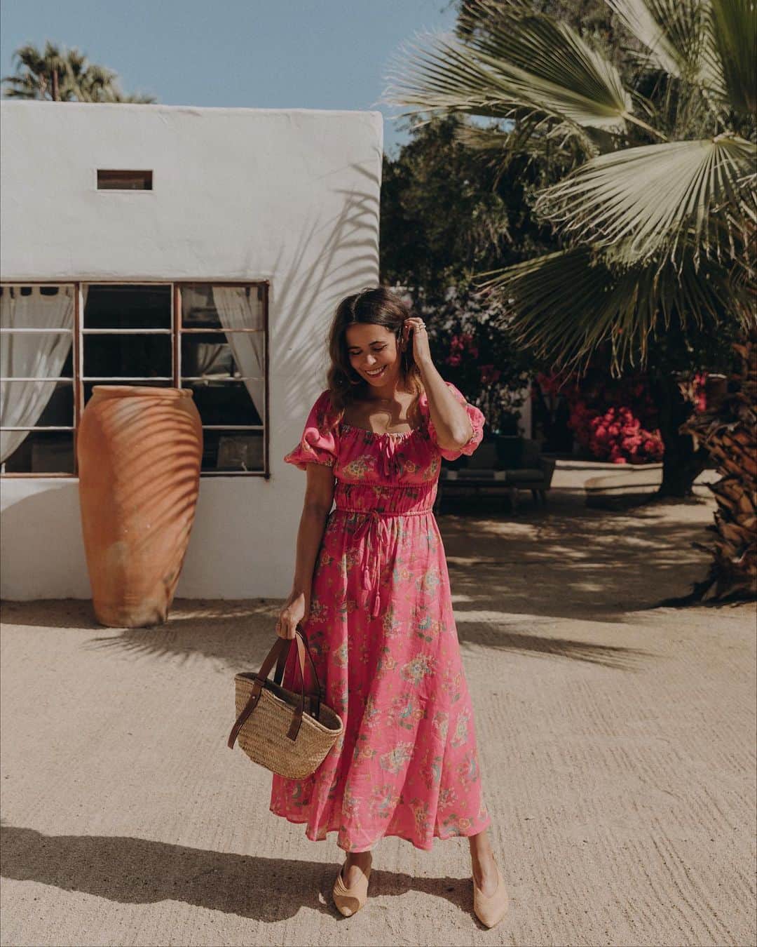 Collage Vintageさんのインスタグラム写真 - (Collage VintageInstagram)「Spring/Summer must-haves: floral print dress and a getaway to a beautiful place 🌴🌸」5月17日 1時39分 - collagevintage