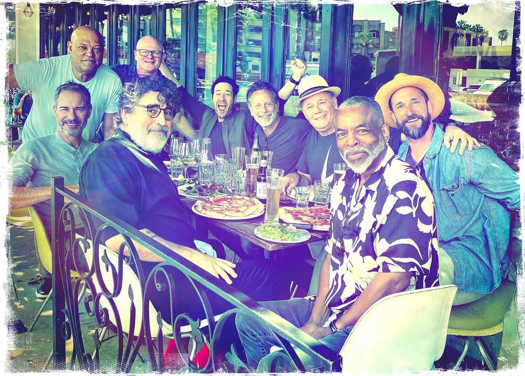 ロブ・モローのインスタグラム：「Laughs, camaraderie and intermittent sprinklings of wisdom @wumpyinc @spencergarrett1 @therealnoahwyle @levar.burton @fredmolina9953 @eric_mccormack #laurencefishburne #PaulMcCrane @terroni.la」