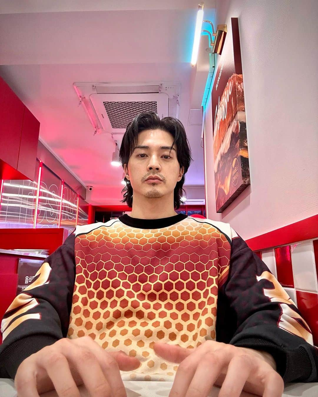 キム・ジフンさんのインスタグラム写真 - (キム・ジフンInstagram)「_  햄버거 얼릉 🍔」5月17日 1時46分 - jiraishin99