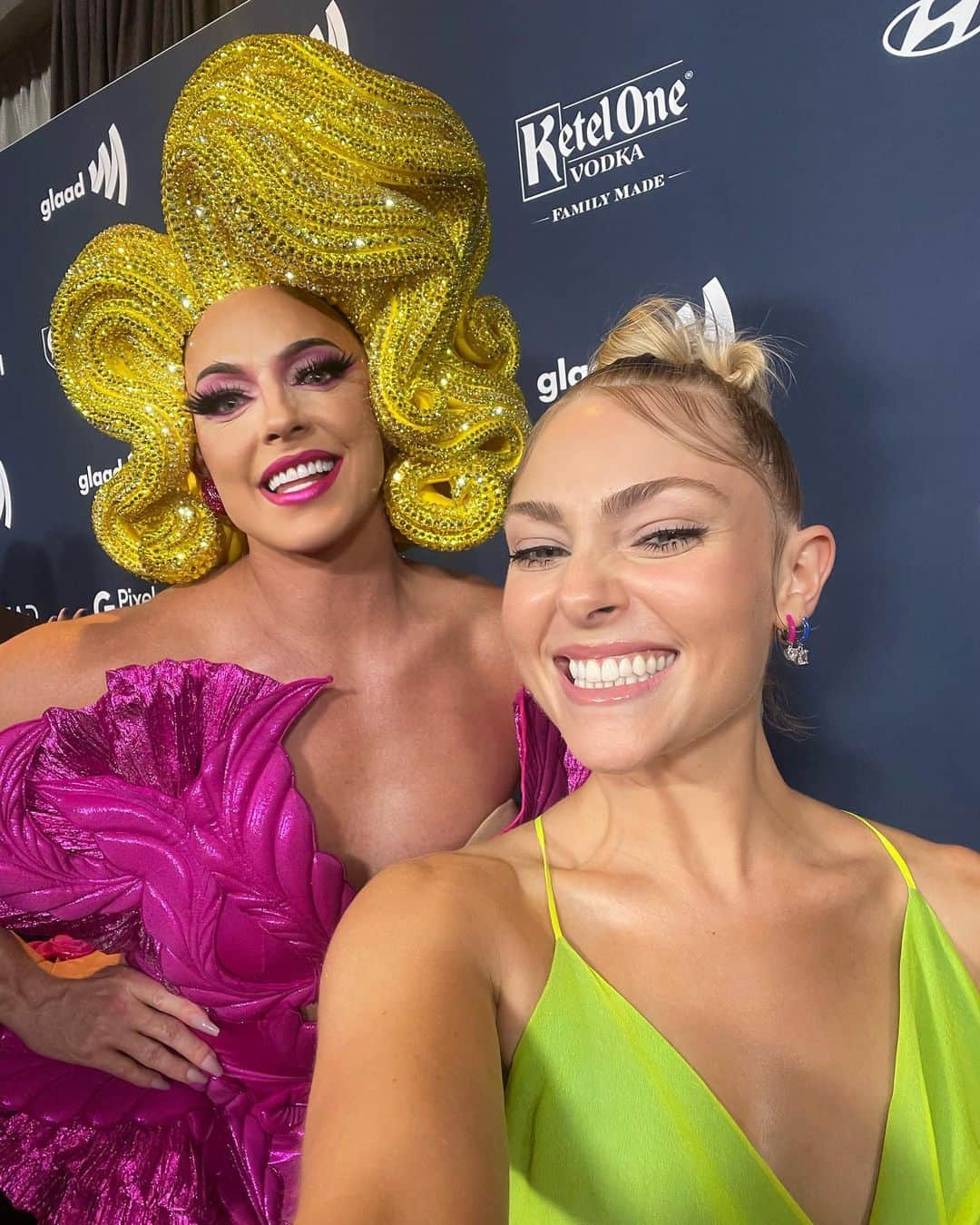 アナソフィア・ロブさんのインスタグラム写真 - (アナソフィア・ロブInstagram)「Always an honor attending the @glaad awards! And so proud of ya Mr @harveyguillen for hosting!  Glaad continues to inspire me- especially now, when an unprecedented number of anti-lgbtq+ legislation is in effect.  I’ve never understood why people in our country waste so much time attacking folks for just wanting to be who they are, and love who they are. (Especially when many haters are “Christian”, because ya know, love ya neighbor as yourself?!)   The LGBTQIA+ community is one of joy, PRIDE, activism, love, self expression- tbh it’s made up of the most resilient, creative, and POWERFUL people I’ve ever had the honor of meeting & loving.  If we are not fighting FOR LGBTQIA+ rights, safety, and visibility - we are in opposition to their lives.   2023 is a record year for hate. There have been 543 bills proposed, 70 which have already passed, that impact healthcare, student athletics, the military, incarceration, and education for trans citizens.  45% of LGBTQ+ youth seriously considered attempting suicide in the past year, and that percentage is higher for trans & non-binary youth & LGBTQ youth of color reported higher rates than their white peers. (@trevorproject ).  The American government, particularly FLORIDA, is targeting these kids, saying “nope, you don’t get to be who you want to be”. Why spend time hating and endangering our neighbors (especially our youth) when we are collectively facing issues like the climate crisis?! Like- I just don’t get it. It’s distraction, it’s fear mongering for ALL the wrong “issues”! Let’s use our energy to love, lift up, and help the world thrive!   I’m so grateful to @glaad . Thanks for letting me join y’all in celebrating your achievements this year! Check out the nominees, winners and all the beautiful important work they’ve created.  And even if there isn’t “work” to show, just being your beautiful self is enough. 🤍」5月17日 1時56分 - annasophiarobb