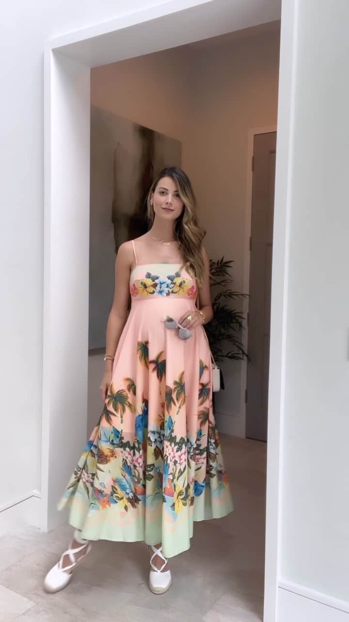 ステファニア・フェルナンデスのインスタグラム：「Mi salida para el día de las madres 😊💞  En esta etapa busco vestidos frescos que me den la posibilidad de moverme con libertad con mi barriguita y poder jugar con Liam.   👗 @themellieshop」