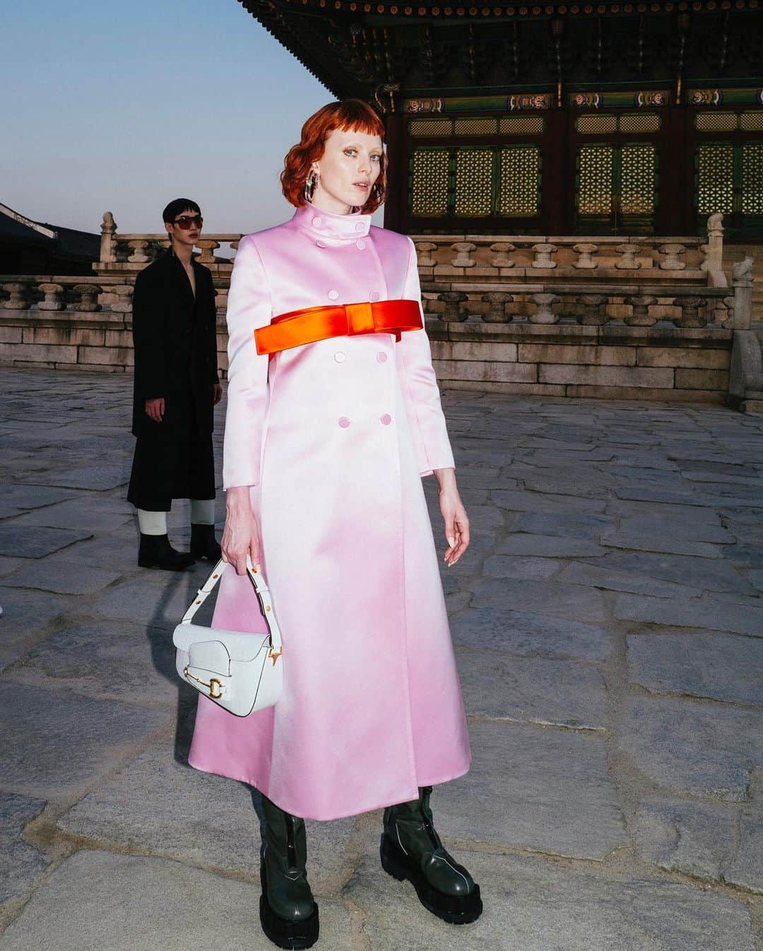 Vogue Parisさんのインスタグラム写真 - (Vogue ParisInstagram)「All-Access at @Gucci: in Seoul, within the courtyard of the Gyeongbokgung Palace, the italian house presented its Cruise 2024. A collection that subtly emphasized Korean sartorial traditions and was designed by the house's studio, as the new creative director of the house Sabato de Sarno started to work at Gucci a few days ago.  © @talkwg_331young   #gucci #runway #voguefrance」5月17日 1時52分 - voguefrance