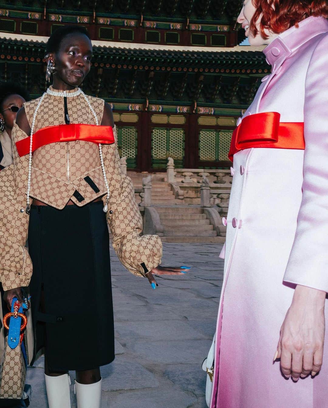 Vogue Parisさんのインスタグラム写真 - (Vogue ParisInstagram)「All-Access at @Gucci: in Seoul, within the courtyard of the Gyeongbokgung Palace, the italian house presented its Cruise 2024. A collection that subtly emphasized Korean sartorial traditions and was designed by the house's studio, as the new creative director of the house Sabato de Sarno started to work at Gucci a few days ago.  © @talkwg_331young   #gucci #runway #voguefrance」5月17日 1時52分 - voguefrance
