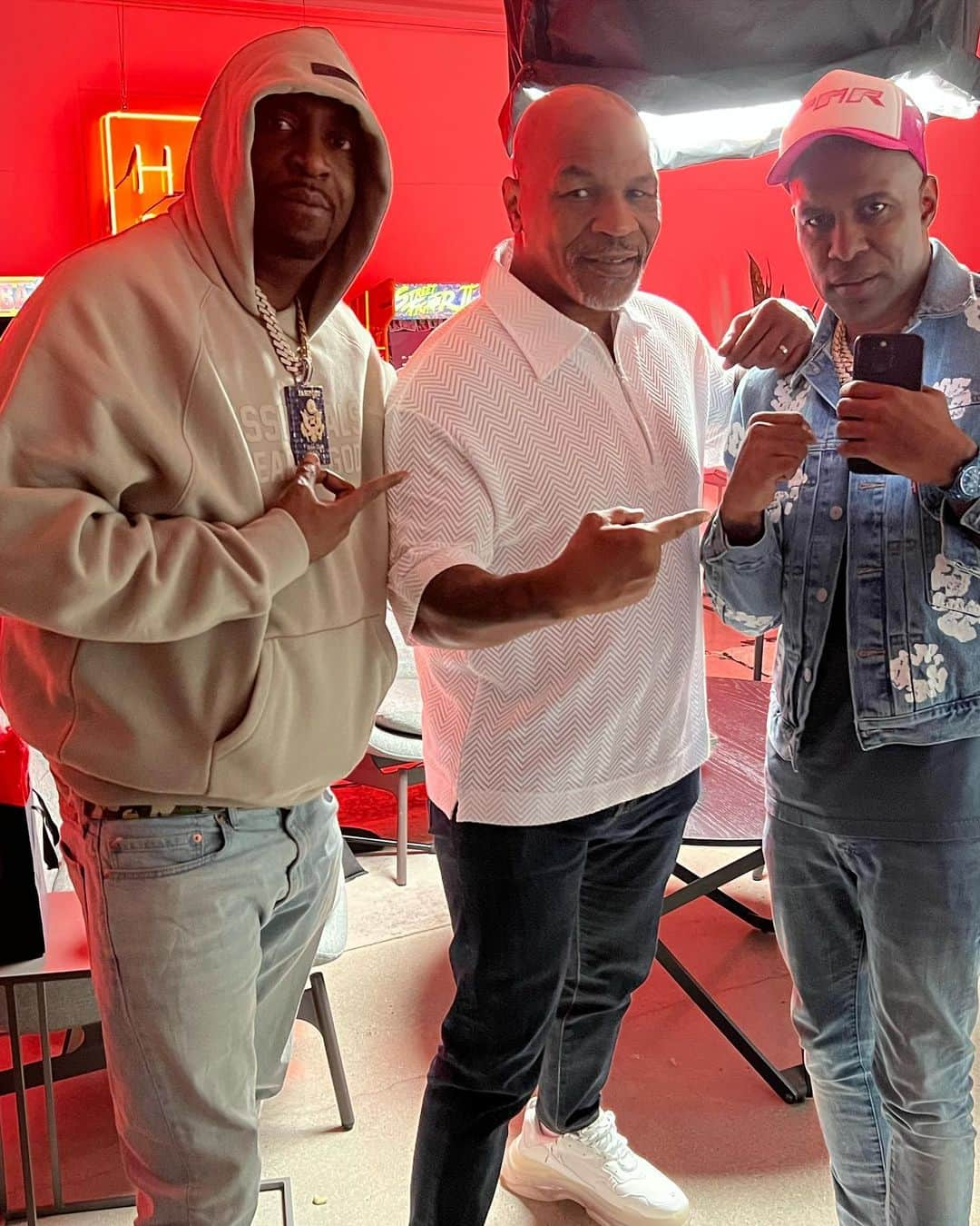 トニー・イエイヨーのインスタグラム：「I BLAZED UP🔥 with @MikeTyson to talk about his Brownsville days and my Southside days. This was a funny one 😅 @djwhookid   Be on a look out for this interview‼️  📺: @HotBoxinPodcast  #PassportBoyz #WTTC #HotboxinPodcast #WelcomeToTheCulturePodcast #134」