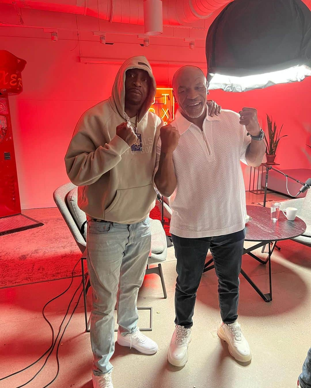 トニー・イエイヨーさんのインスタグラム写真 - (トニー・イエイヨーInstagram)「I BLAZED UP🔥 with @MikeTyson to talk about his Brownsville days and my Southside days. This was a funny one 😅 @djwhookid   Be on a look out for this interview‼️  📺: @HotBoxinPodcast  #PassportBoyz #WTTC #HotboxinPodcast #WelcomeToTheCulturePodcast #134」5月17日 1時53分 - tonyyayo