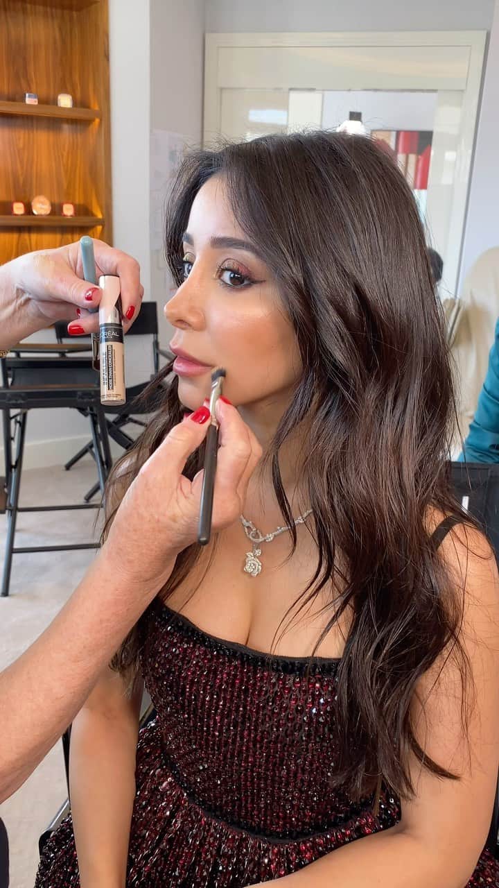 ValGarlandのインスタグラム：「Amazing @aseel for @lorealparis #LOrealParisCannes #Cannes2023 💥💥💥💥  Makeup @thevalgarland  Hair @stephanelancien  Nails @lorealseverine    #Worthlt #LOrealParis @festivaldecannes#CannesFilmFestival」