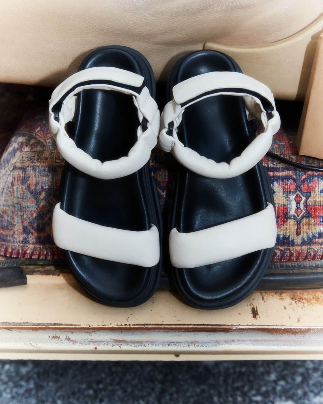 オールセインツさんのインスタグラム写真 - (オールセインツInstagram)「Found ur next sandals. The lightly padded leather Helium Sandals.」5月17日 2時01分 - allsaints