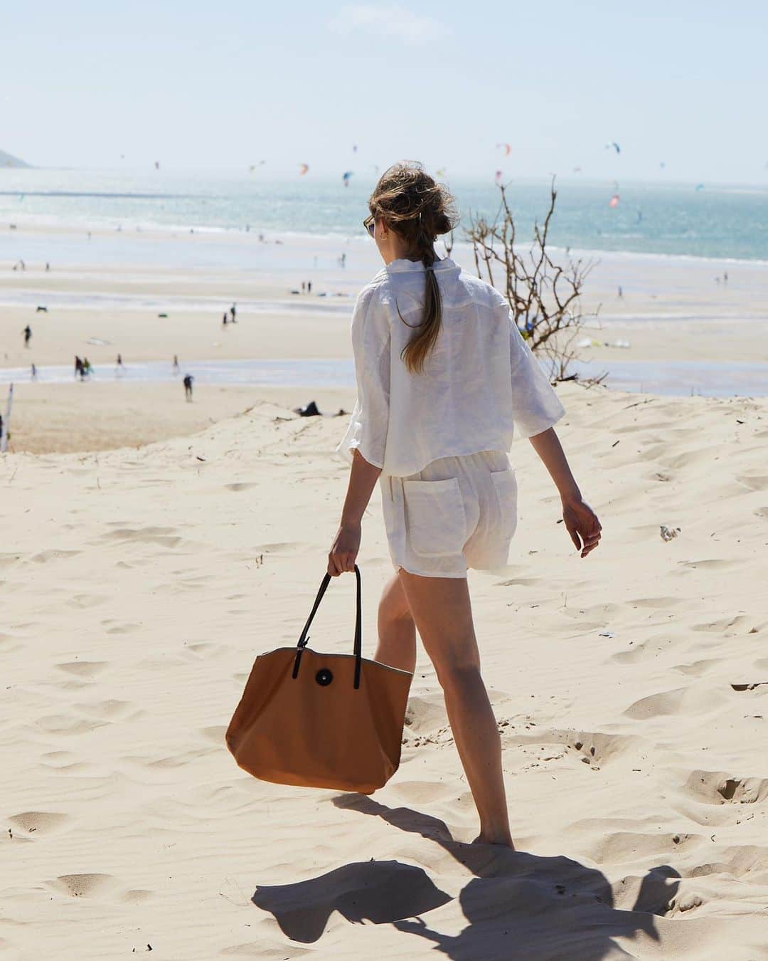 ジャックゴムのインスタグラム：「Cabas BAHIA en lin naturel enduit, léger, raffiné et élégant.   #JACKGOMME #SS23 #bags #frenchdesigner #frenchbrand #madeinfrance #summer」