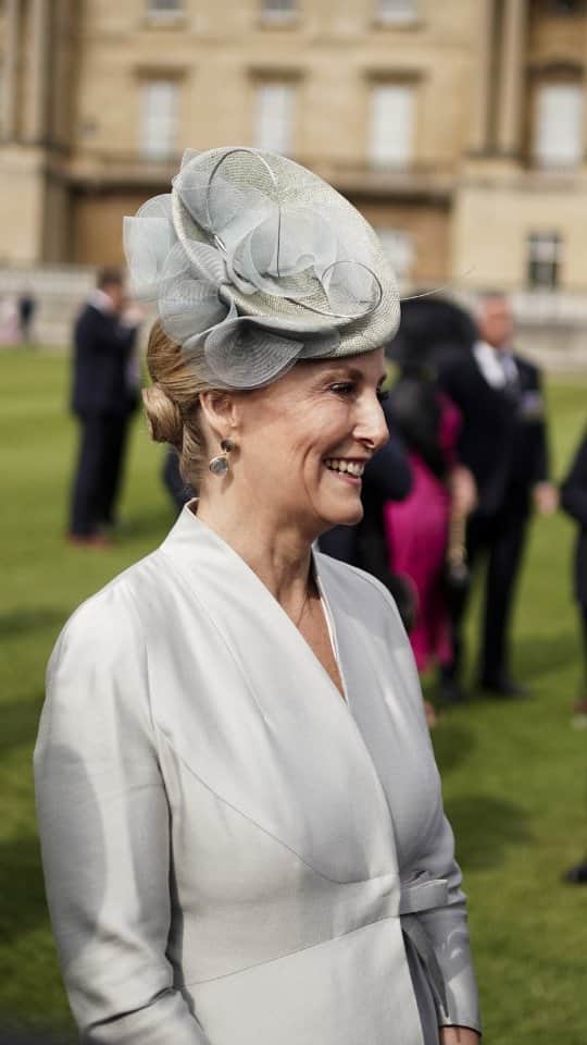ロイヤル・ファミリーのインスタグラム：「☀️ A lovely afternoon at Buckingham Palace for @the.not.forgotten Garden Party, hosted by The Duchess of Edinburgh.   An annual tradition since 1921, the Garden Party brings together over 2,000 ex-servicemen and women and their families for a special afternoon in the garden.   The Not Forgotten Association is a tri-service charity which provides entertainment, leisure and recreation for ex-service men and women with disabilities or illnesses and serving personnel who are wounded, injured or sick.」