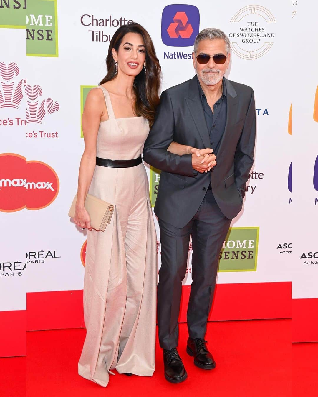 Just Jaredさんのインスタグラム写真 - (Just JaredInstagram)「George and Amal Clooney make a rare red carpet appearance at the 2023 Prince's Trust Awards. She in @versace. See more photos at JustJared.com now! #GeorgeClooney #AmalClooney Photos: Getty」5月17日 2時12分 - justjared